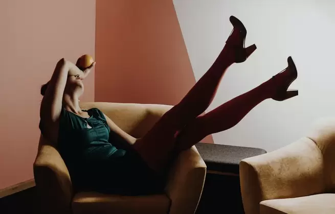 Młoda kobieta z żylakami nóg