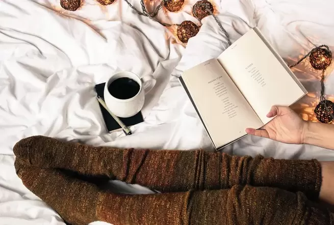 Podczas odpoczynku trzymaj nogi powyżej poziomu serca.